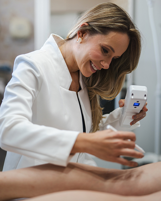 Cirurgiã vascular realizando EcoDoppler durante o atendimento na Vein Vitae